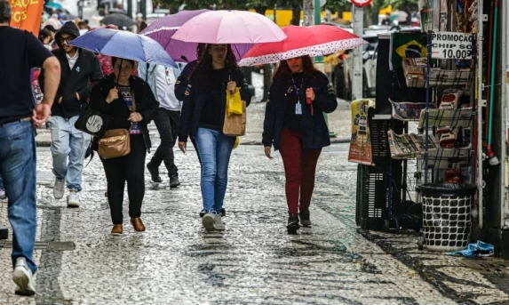 Abril começa chuvoso e com temperaturas mais amenas ao Paraná, aponta Simepar