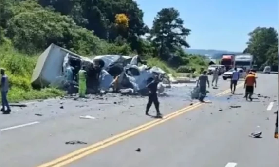 Acidente deixa dois mortos em acidente na BR-277