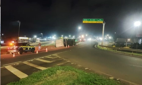 Acidente no Trevo Cataratas: Carreta carregada com carne de frango tombou em Cascavel