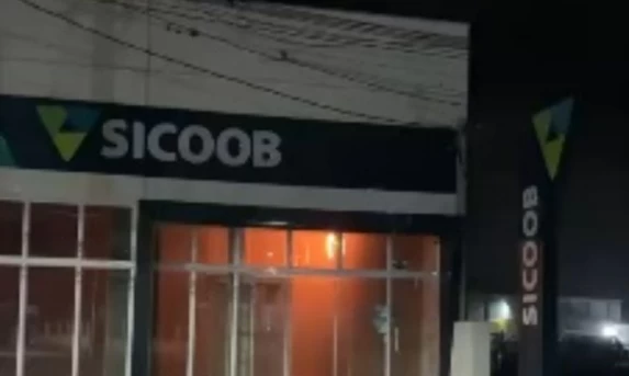 Agência do Sicoob é atingida por incêndio e fica parcialmente destruída em Cantagalo