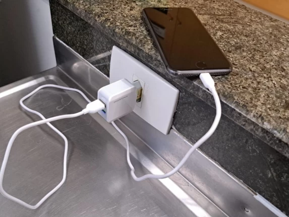 Alerta do Corpo de Bombeiros: Carregadores de celular podem causar incêndios e até explosões; veja dicas de segurança