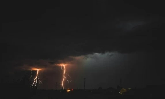 ALERTA VERMELHO: INMET ADVERTE PARA TEMPESTADES SEVERAS E VENTOS DE ATÉ 100 KM/H NA REGIÃO SUL