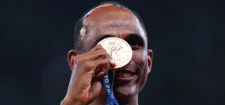 Alison dos Santos conquista bronze nos 400m com barreiras nas Olimpíadas de Tóquio.