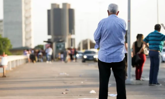 Anvisa aprova medicamento para retardar avanço do Alzheimer