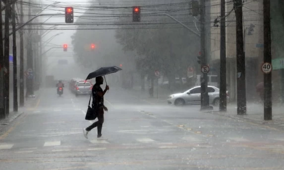 Após domingo marcado por chuva e ventos de mais de 70 km/h, frio vai voltar ao Paraná