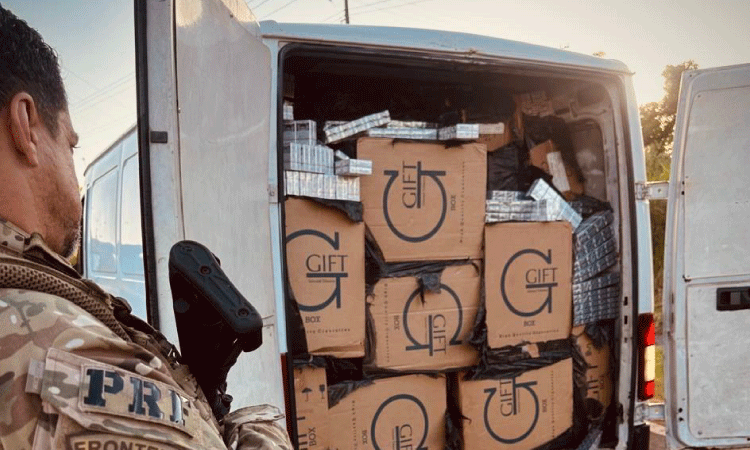 Após tentativa frustrada de fuga, PRF apreende van com 65 mil maços de cigarros em Cascavel
