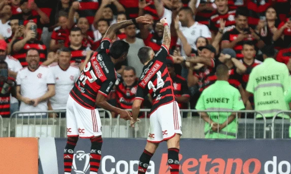 Arrascaeta decide e Flamengo avança para semifinal da Copa do Brasil