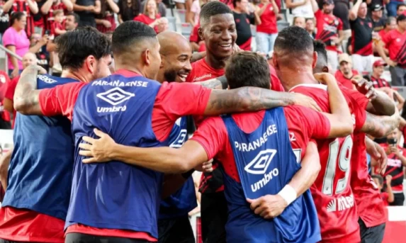 Athletico aplica 3×0 no Azuriz e garante classificação para semifinal