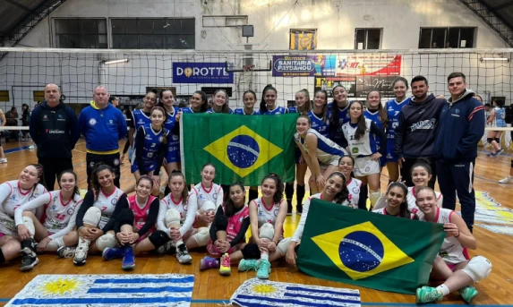 Atletas do Vôlei de Guaraniaçu conquistam Torneio Internacional no Uruguai.