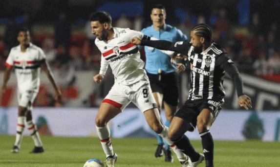 Atlético castiga São Paulo no fim e vence em noite de homenagem a Izquierdo.