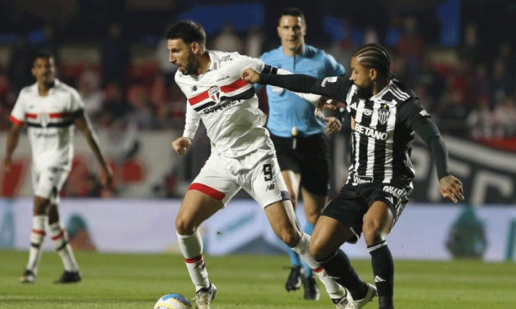 Atlético castiga São Paulo no fim e vence em noite de homenagem a Izquierdo.