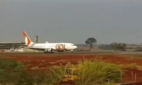 Avião da Gol com os corpos de Laiana Vasatta e Edilson Hobold chega em Cascavel.