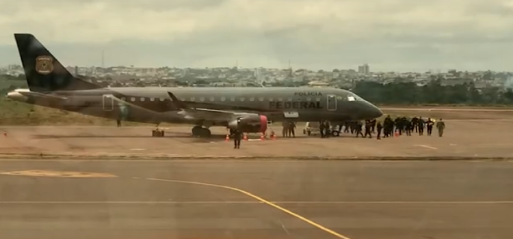 Avião da Polícia Federal pousa no Aeroporto de Cascavel para transferência de presos.