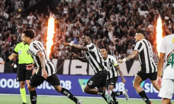 Botafogo derrota Fluminense e dorme na liderança do Brasileiro.