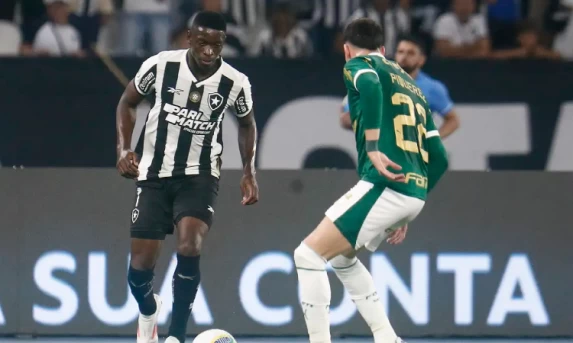 Botafogo recebe Palmeiras no primeiro jogo das oitavas da Libertadores.