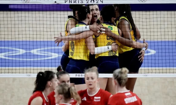 Brasil bate Polônia para garantir melhor campanha do vôlei na 1ª fase.