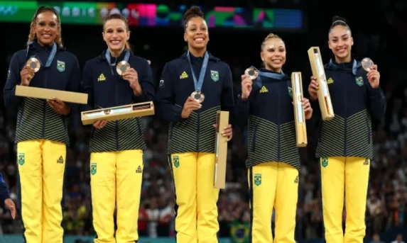 Brasil conquista medalha inédita por equipes da ginástica artística; EUA ficam com o ouro.