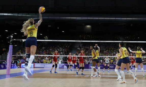 Brasil vence Japão por 3 a 0 no vôlei feminino.
