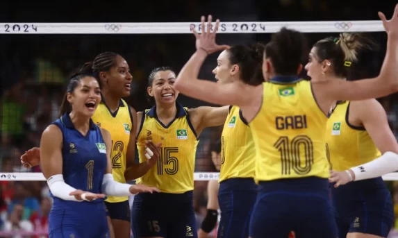 Brasil vence República Dominicana e vai à semifinal no vôlei feminino.