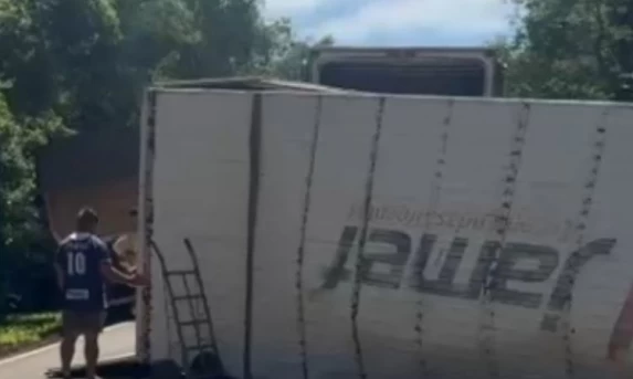 Caminhão de cerveja tomba na PR-473 e carga é totalmente saqueada em Nova Laranjeiras