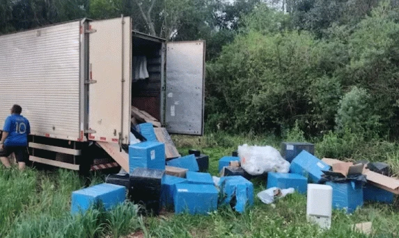 Caminhão de entregas do Mercado Livre é alvo de piratas do asfalto em Cascavel