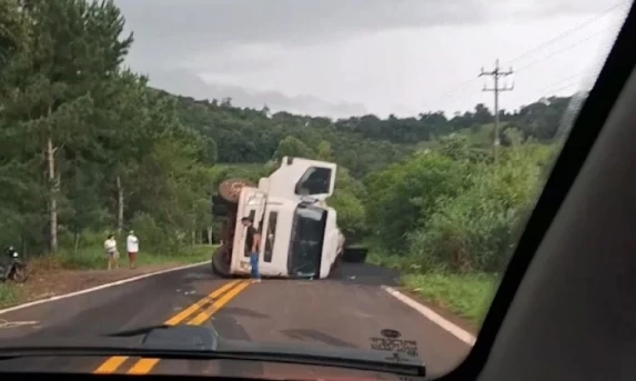 Caminhão tomba e interdita rodovia próximo a Boa Vista da Aparecida