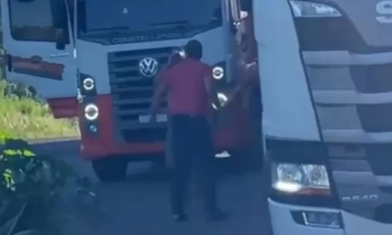 Caminhoneiro agride colega com facão após ultrapassagem frustrada na BR-163.