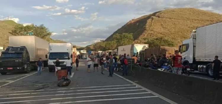Caminhoneiros bolsonaristas fecham rodovias em 11 estados e no DF.