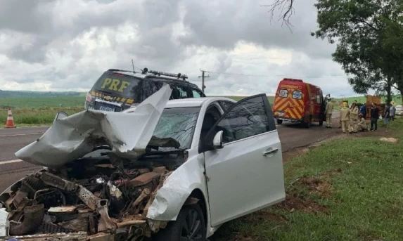 Caminhonete e carro da Prefeitura de Catanduvas batem na BR 277