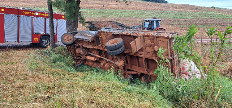 CAMPO BONITO: F 4.000 carregada com milho tomba na rodovia PR 474.