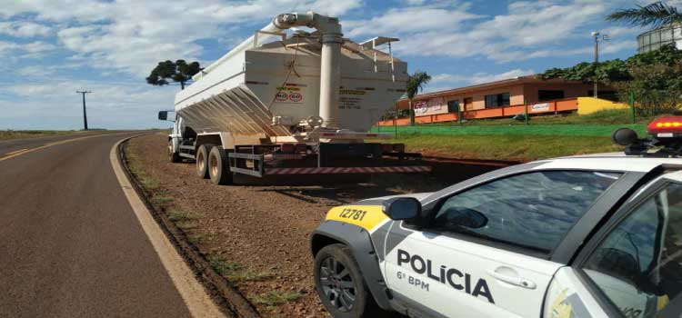 CAMPO BONITO: PM apreende 300 caixas de cigarros escondidas em caminhão de ração