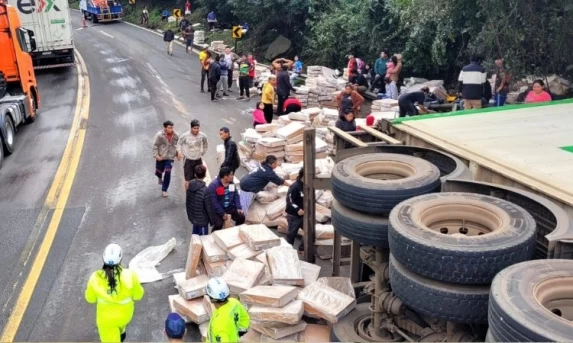 Carreta tomba na BR-277 em Nova Laranjeiras; motorista fica gravemente ferido e carga é saqueada