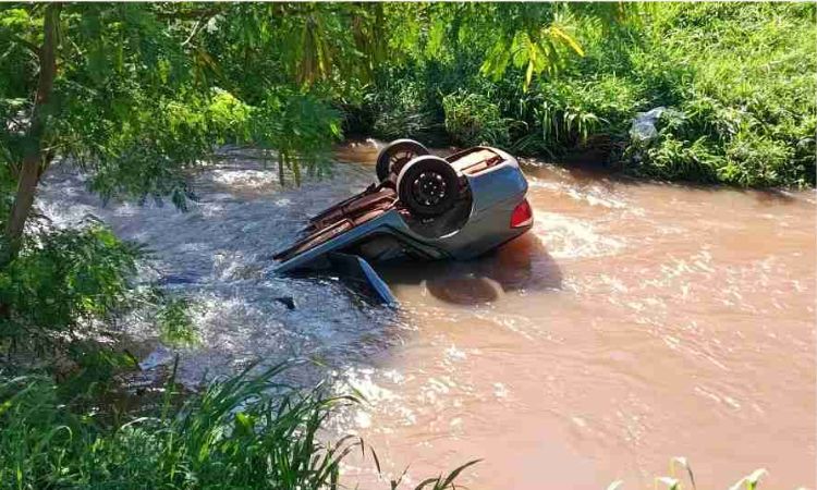 Carro com mulheres e crianças capota e cai dentro do Rio Toledo; Bebê de 3 meses estava no veículo