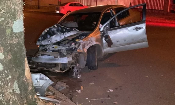 Carro desgovernado bate em quatro veículos estacionados no Centro de Cascavel.