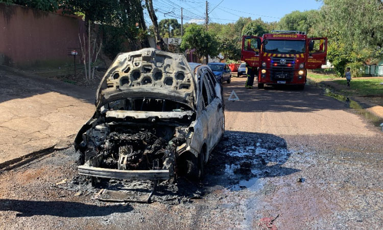 Carro pega fogo na Rua João Polles em Cascavel