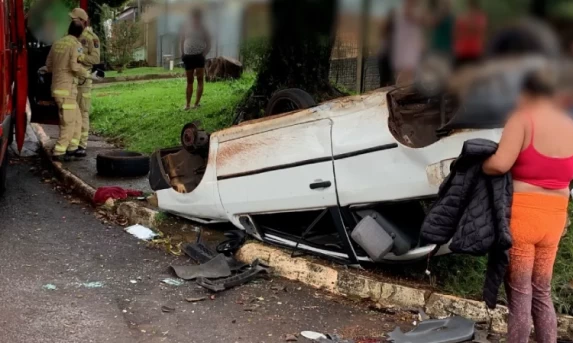 Carro tem rodas arrancadas e capota após batida na região Norte de Cascavel