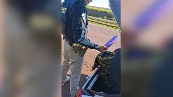 Casal é preso com 17,7 kg de maconha e homem tinha mandados em aberto na BR-163, em Cascavel