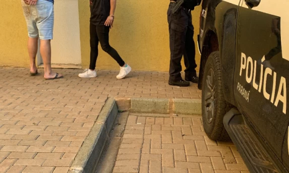 Casal é preso por tráfico de drogas em imóvel no bairro Santa Felicidade