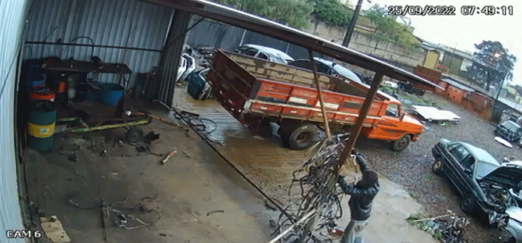 CASCAVEL: Câmera flagra dupla furtando ferro, alumínio, bateria e até cachorro em ferro-velho.