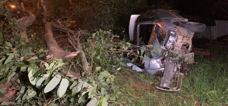 CASCAVEL: Carro atravessa cerca e capota ao final da Rua Cuiabá.