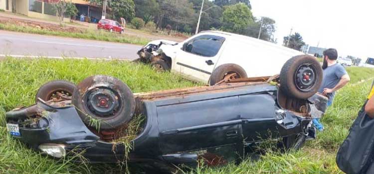CASCAVEL: Forte colisão deixa carro capotado na BR-467 em Sede Alvorada.