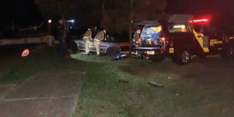 CASCAVEL: Grave colisão deixa dois feridos; carro e postes ficaram destruídos na Av. Rocha Pombo.