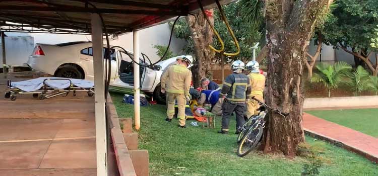 CASCAVEL: Mãe atropela filho e o prensa contra árvore por acidente.