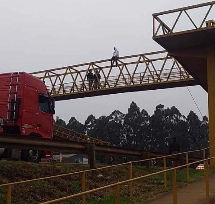 CASCAVEL: Militares conseguem salvar vida de jovem que ia se jogar de passarela.