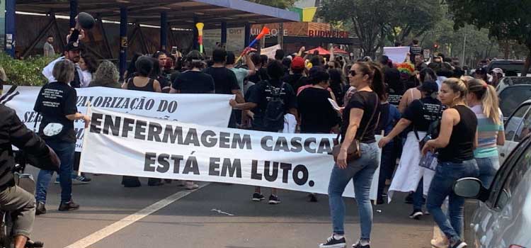 CASCAVEL: Profissionais de enfermagem fazem nova manifestação contra revogação do piso salarial nacional.