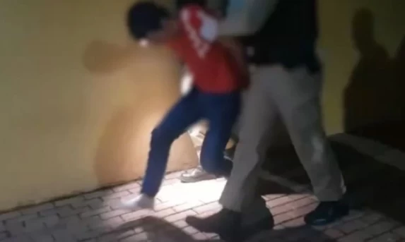CATANDUVAS: Homem é preso após exibir arma falsa e ameaçar frequentadores de pizzaria.