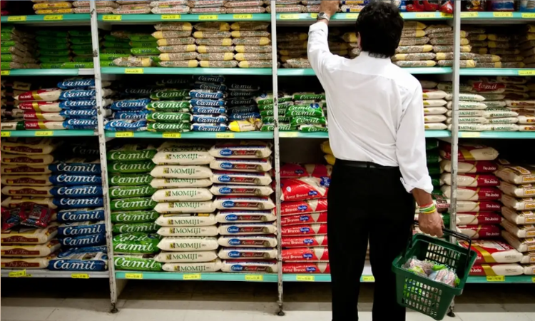 Cesta básica sobe em todas as capitais e compromete quase 50% do salário mínimo líquido