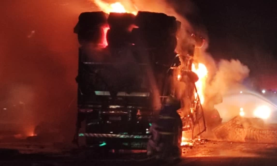 Colisão entre duas carretas deixa um morto e um ferido na BR-277 em Campo Bonito