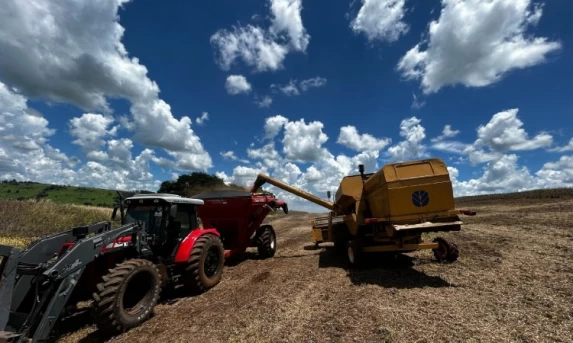 Com previsão de 21 milhões de toneladas, agricultores já colheram 90% da safra de soja