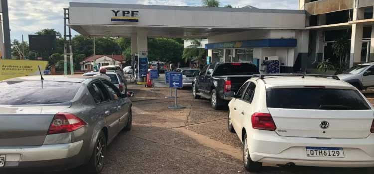 COMBUSTÍVEL: Brasileiros enfrentam fila de até 4h por gasolina mais barata na Argentina.